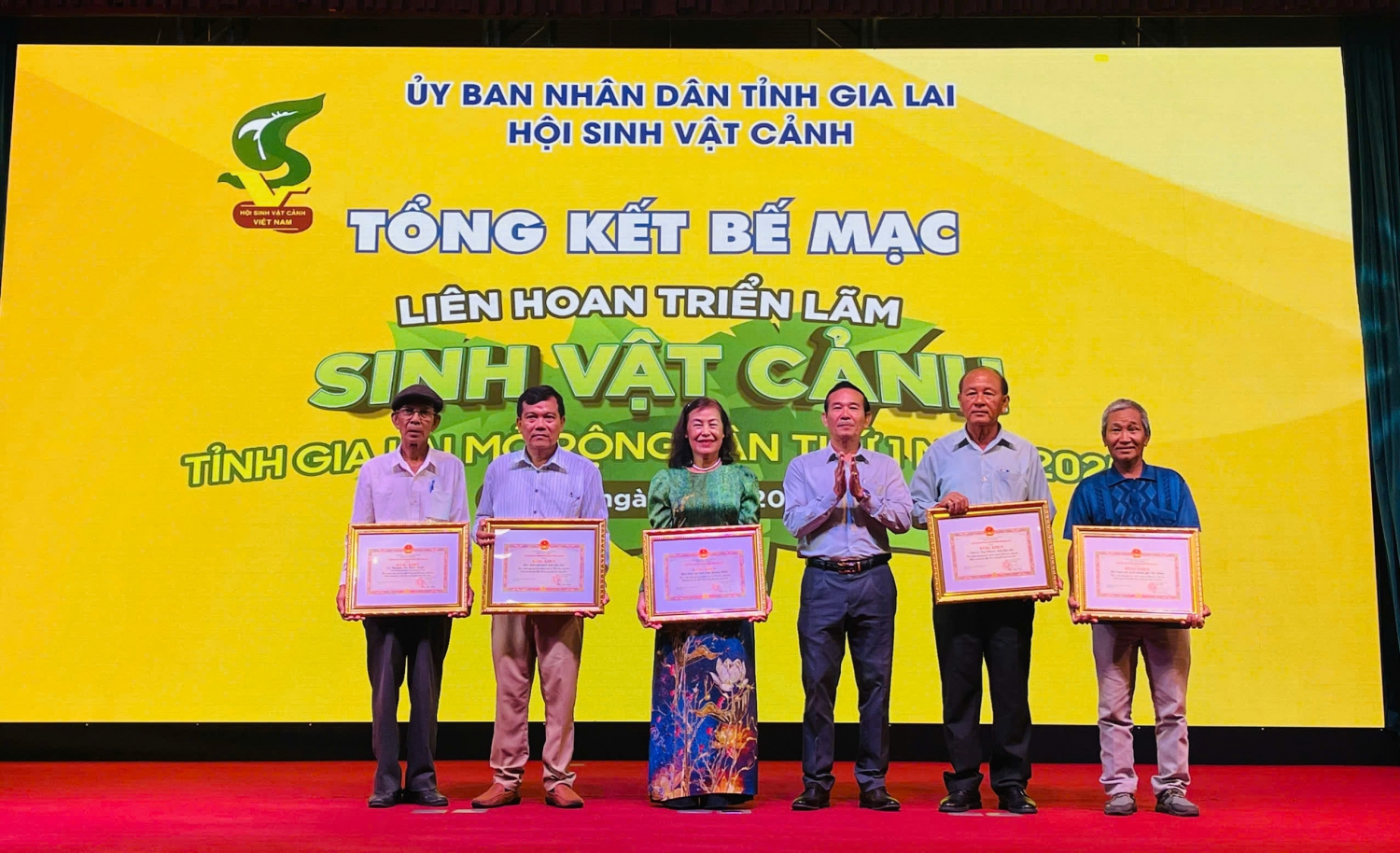 trao bang khen cua ubnd tinh sinh vat canh