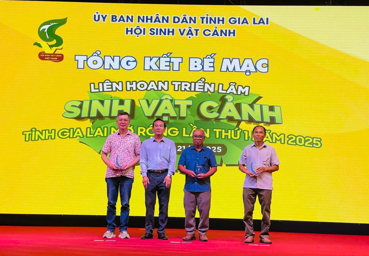Trao giải cho tác giả của các tác phẩm đặc biệt xuất sắc. Ảnh: KT