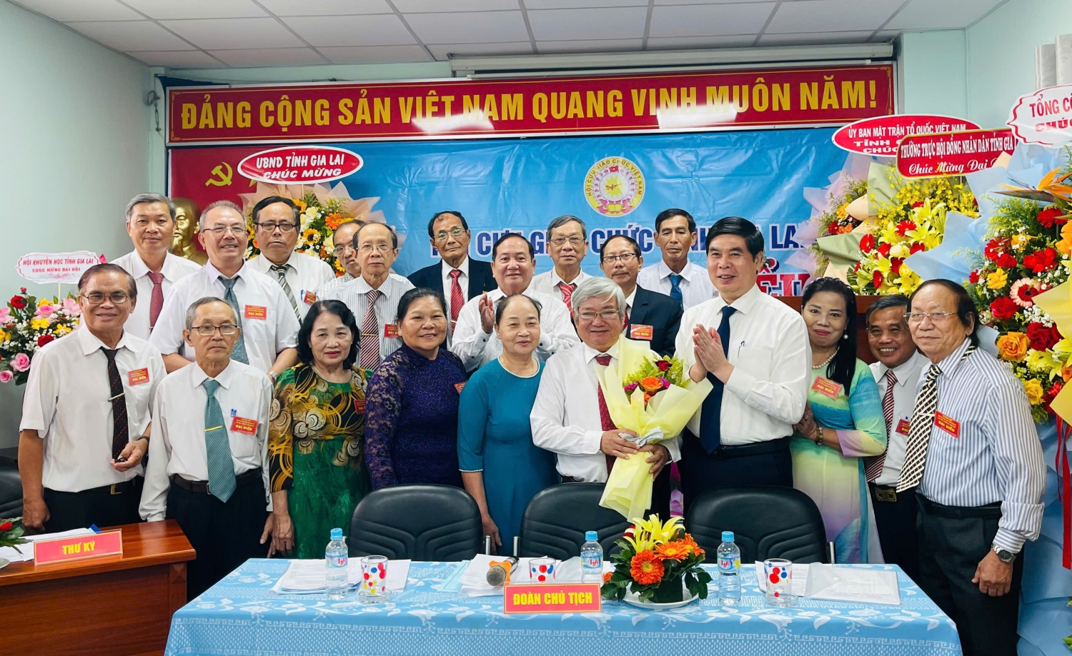 Ông Lâm Hải Giang - Phó Chủ tịch UBND tỉnh tặng hoa chúc mừng Ban Chấp hành Hội Cựu giáo chức tỉnh nhiệm kỳ 2025-2030