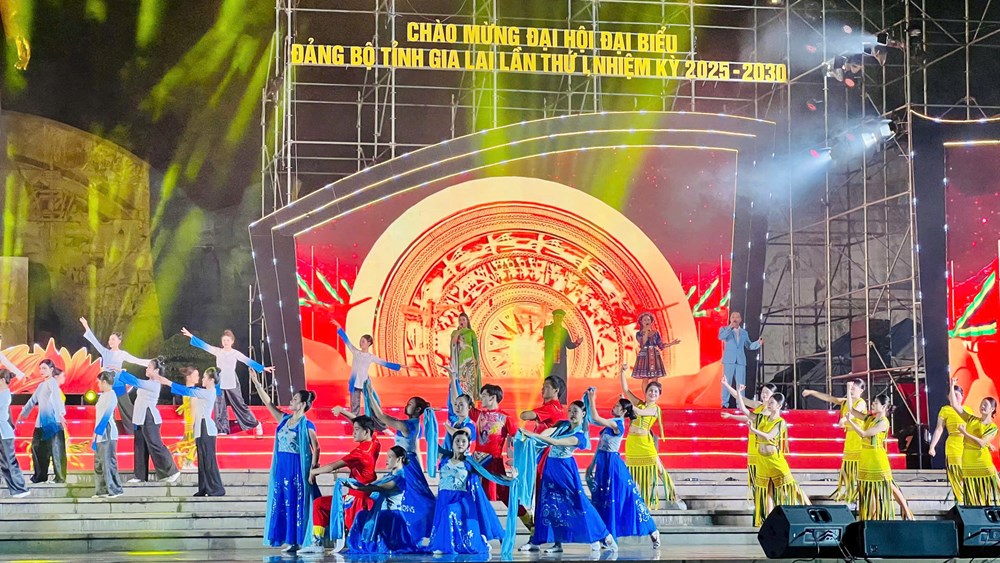 Chương trình nghệ thuật chào mừng Đại hội đại biểu Đảng bộ tỉnh Gia Lai. Ảnh: NT