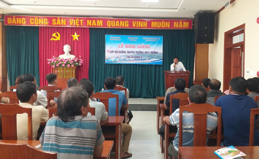 Ông Trần Văn Vinh, phó chủ tịch Hiệp hội Thủy sản Gia Lai phát biểu tại lễ khai giảng lớp bồi dưỡng, cấp chứng chỉ thuyền trưởng và máy trưởng tàu cá hạng II