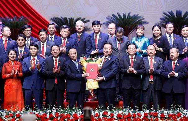 Ủy viên Bộ Chính trị, Trưởng Ban Tuyên giáo và Dân vận Trung ương Nguyễn Trọng Nghĩa (thứ 4 từ phải sang) trao quyết định và tặng hoa chúc mừng tân Bí thư Tỉnh ủy Gia Lai Thái Đại Ngọc. Ảnh: H.P