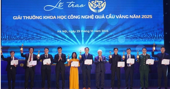 Các nhà khoa học trẻ xuất sắc (cầm cúp) tại lễ trao giải. Ảnh: Lưu Quý
