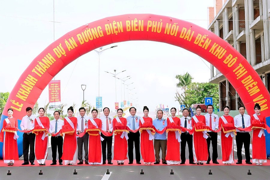 Lãnh đạo tỉnh Gia Lai cắt băng khánh thành công trình giao thông đường Điện Biên Phủ nối dài đến khu đô thị Diêm Vân chào mừng Đại hội Đảng bộ tỉnh Gia Lai lần 1, nhiệm kỳ 2025-2030 Ảnh: H.H