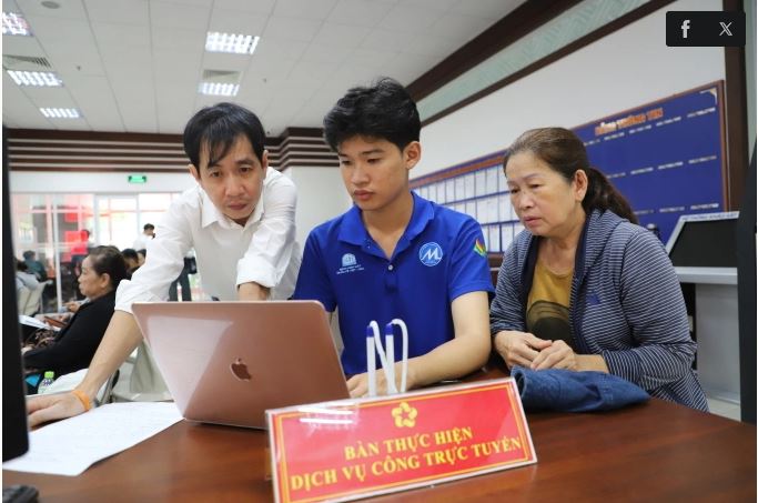 Cán bộ Trung tâm phục vụ hành chính công phường Phú Nhuận, TP HCM, hỗ trợ người dân nhập thông tin lên Cổng dịch vụ công quốc gia. Ảnh: Lê Tuyết