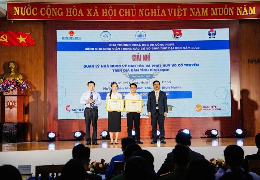 Đề tài “Quản lý nhà nước về bảo tồn và phát huy võ cổ truyền trên địa bàn tỉnh Bình Định” của nhóm sinh viên Trường Đại học Quy Nhơn giành giải nhì tại Giải thưởng Khoa học Công nghệ dành cho sinh viên năm 2025. Ảnh: ĐVCC