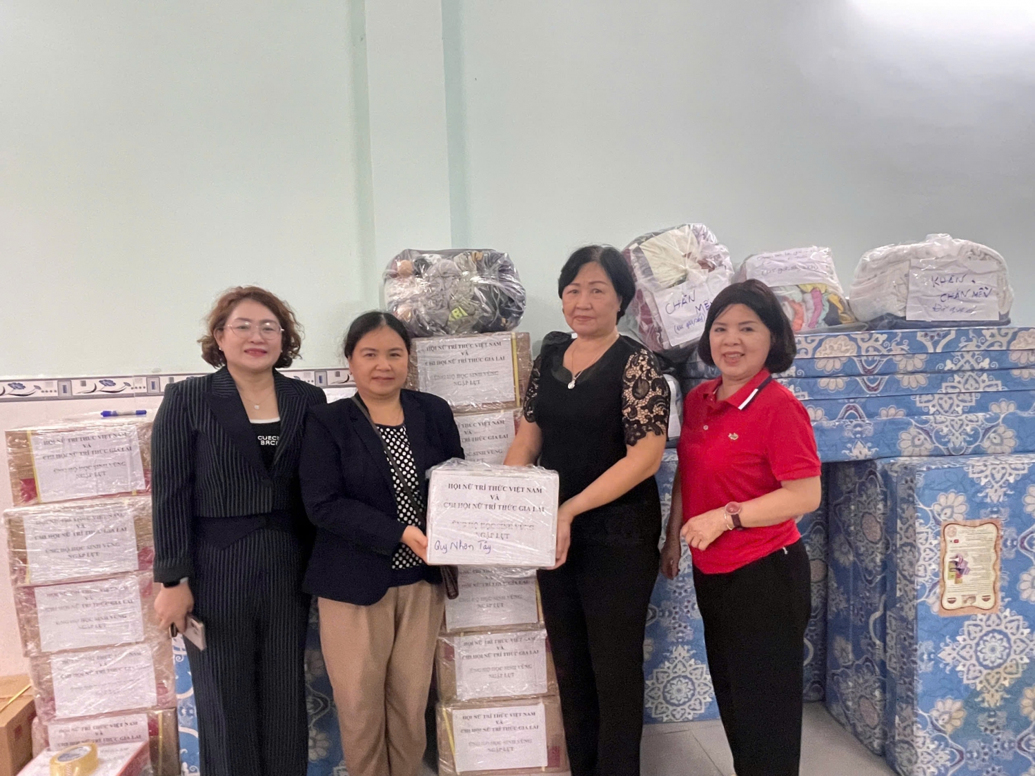 Bà Nguyễn Thị Thanh Bình - Chủ tịch Liên hiệp Hội trao tặng 1000 quyển vở cho phường Quy Nhơn Tây