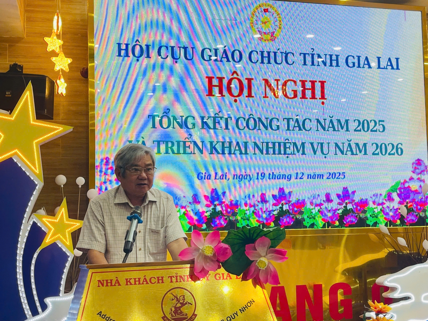 Ông Cao Văn Bình - Chủ tịch Hội Cựu giáo chức tỉnh phát biểu khai mạc Hội nghị