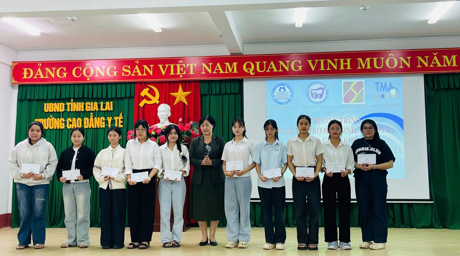 Bà Nguyễn Thị Thanh Bình - Chi hội Trưởng Chi Hội nữ trí thức tỉnh trao quà tại Trường Cao đẳng Y tế tỉnh Gia Lai