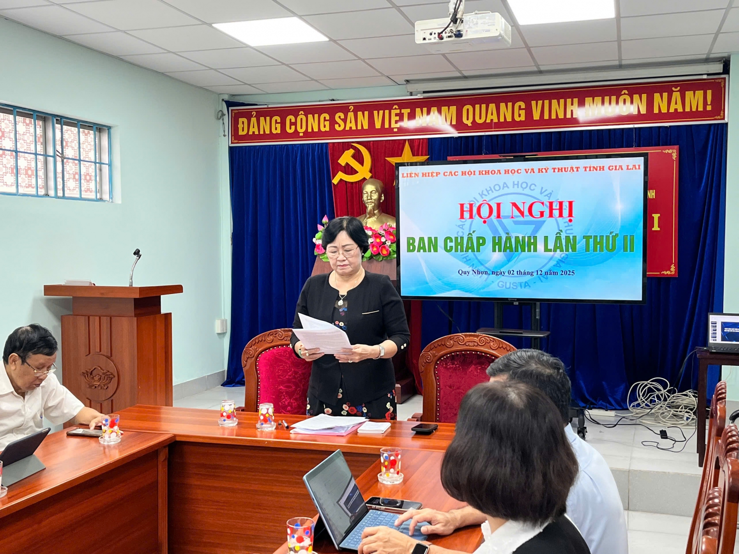 Bà Nguyễn Thị Thanh Bình - Chủ tịch Liên Hiệp Hội chủ trì Hội nghị tại phường Quy Nhơn