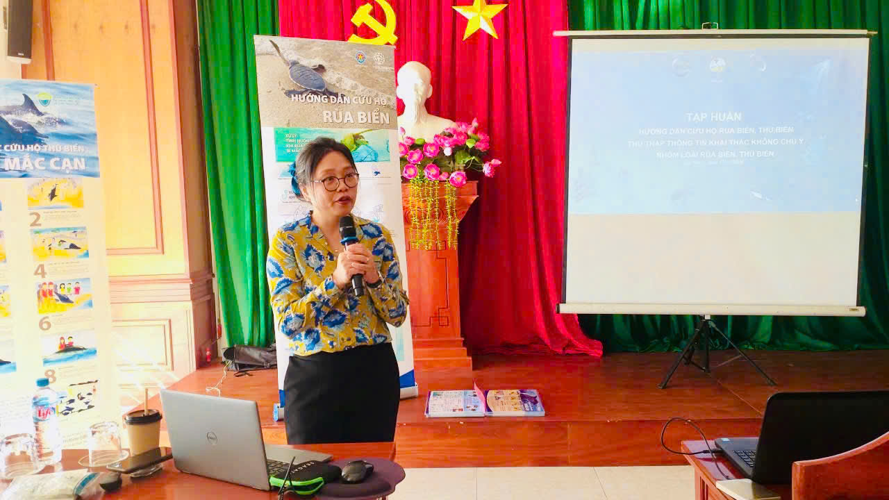 Bà Bùi Thị Thu Hiền, Chuyên gia IUCN phát biểu chia sẻ tại lớp tập huấn. Ảnh : Ái Trinh
