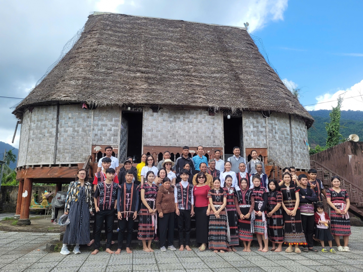 Đoàn tham quan tìm hiểu văn hóa và giao lưu cùng đồng bào Cơ Tu tại thôn Tà Lang - Giàn Bí, Xã Hòa Bắc, TP. Đà Nẵng