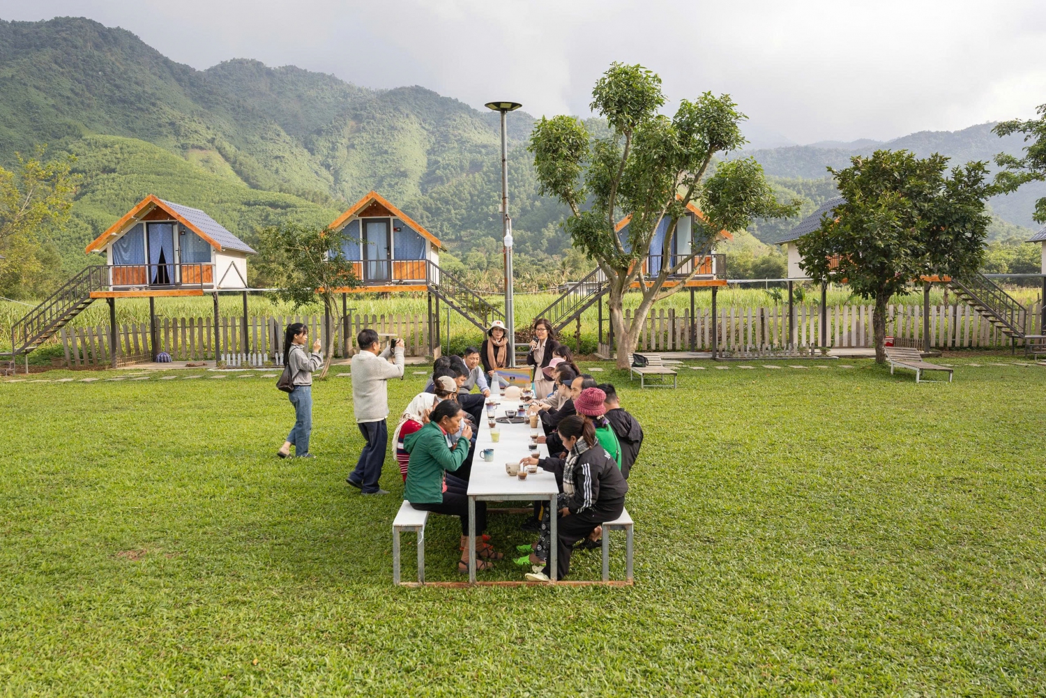 Đồng bào Bana Kriêm Bình Phú trao đổi kinh nghiệm dịch vụ Cà phê Homestay tại xã Hoà Bắc – Đà Nẵng.