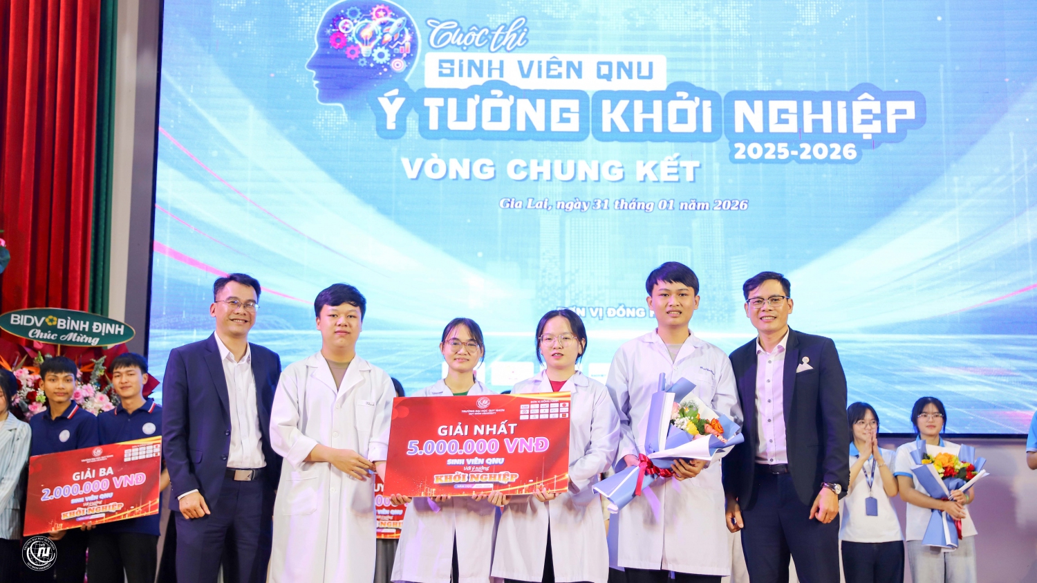 Ban Tổ chức Cuộc thi trao giải nhất cho nhóm sinh viên Khoa Sư phạm