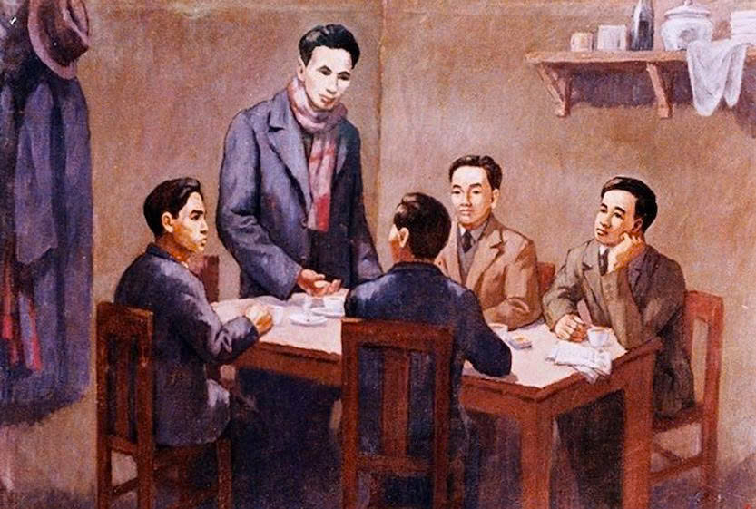 Đồng chí Nguyễn Ái Quốc chủ trì Hội nghị hợp nhất các tổ chức Đảng thành Đảng Cộng sản Việt Nam, tháng 2/1930. Ảnh chụp từ tranh của họa sĩ Phi Hoanh tại Bảo Tàng Lịch sử quốc gia Việt Nam.
