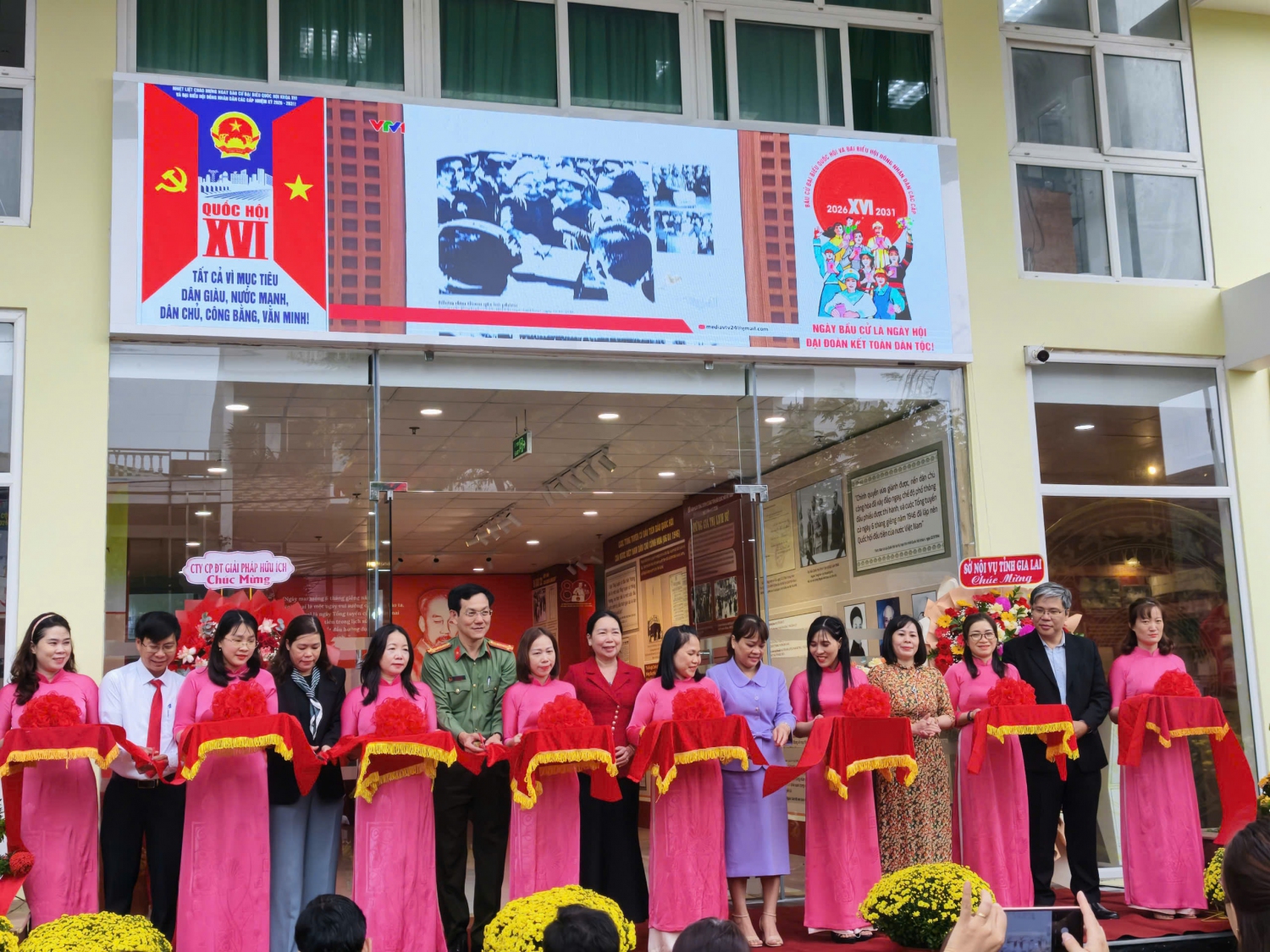 Các đại biểu dự cắt băng khai mạc Trưng bày tài liệu lưu trữ