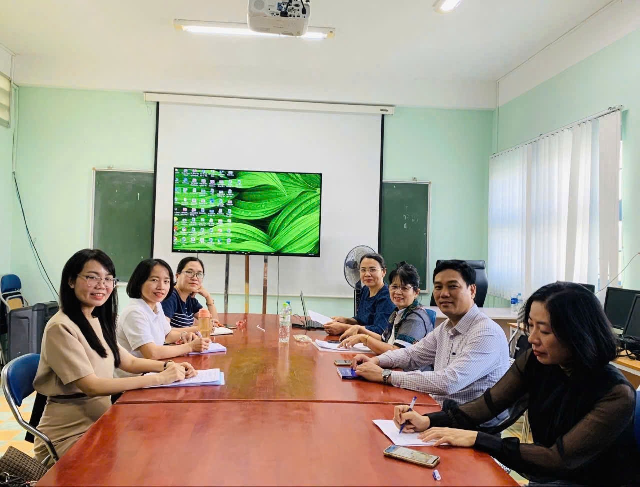 Quang cảnh cuộc họp Ban Chấp hành Hội Địa lí