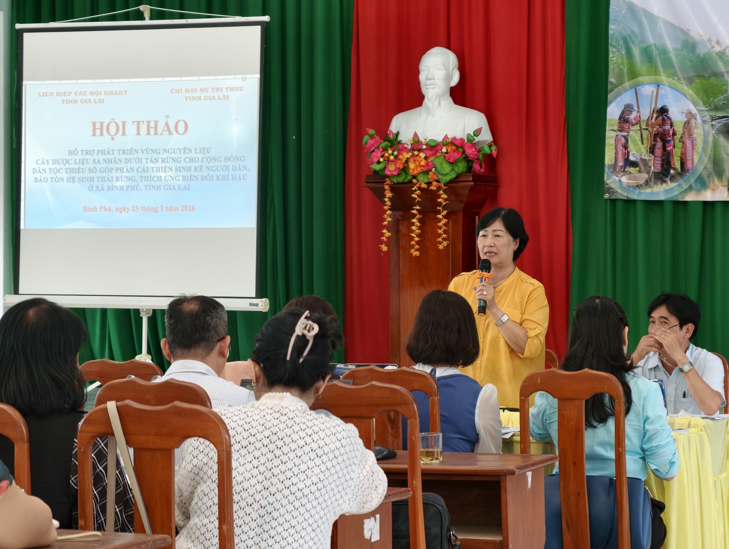 Bà Nguyễn Thị Thanh Bình - Chi hội trưởng Chi hội Nữ trí thức tỉnh Gia Lai phát biểu tại Hội thảo