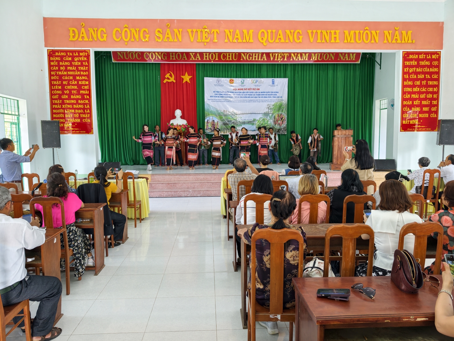 Tiết mục Cồng chiêng "Mừng lúa mới" do đồng bào Ba Na tại xã Bình Phú biểu diễn chào mừng Hội nghị
