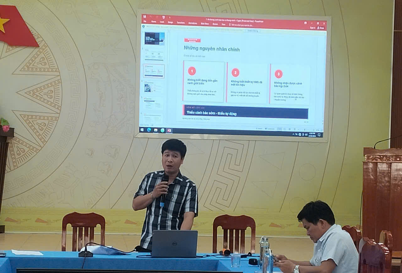 Ông Đào Nhật Thủy, báo cáo viên của Chi cục Thủy sản giới thiệu hệ thống cảnh báo tự động tàu cá cho bà con ngư dân. Ảnh: Ái Trinh
