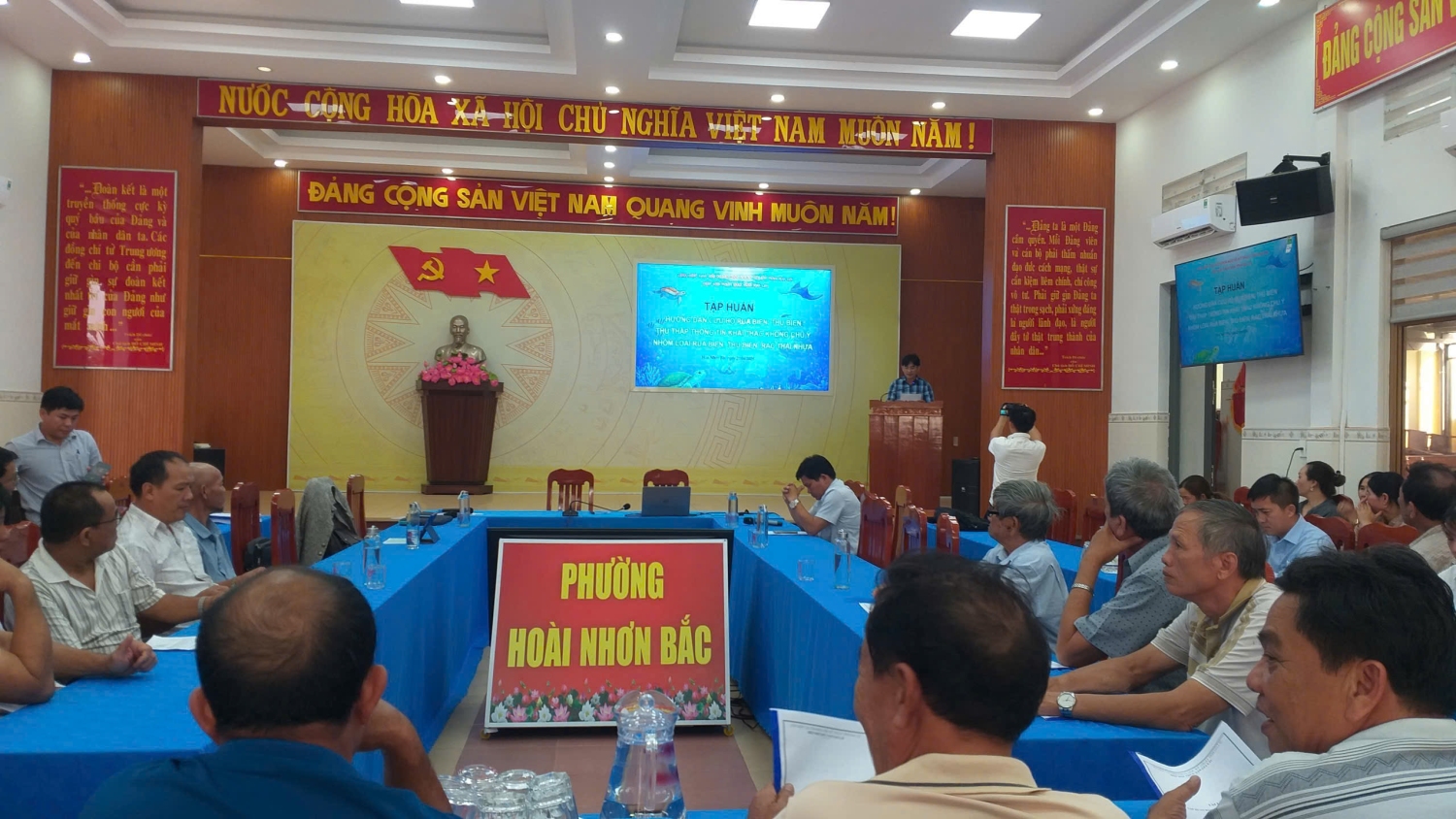 Ông Lê Anh Tuân, Phó chủ tịch Liên hiệp các hội KH&KT tỉnh phát biểu khai mạc lớp tập huấn. Ảnh: Ái Trinh