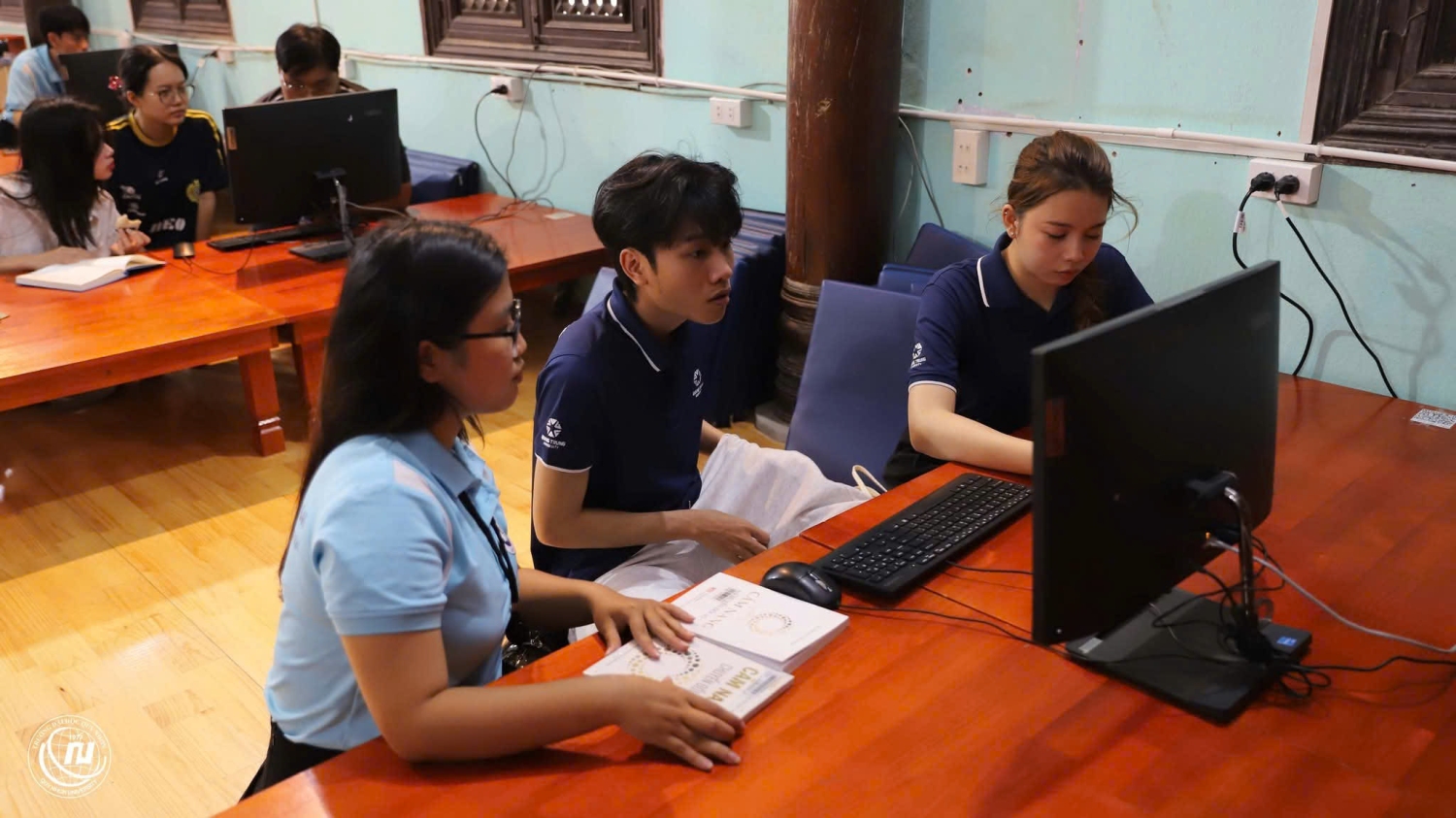 Sinh viên Trường Đại học Quy Nhơn ra cứu tài liệu trên các nền tảng số