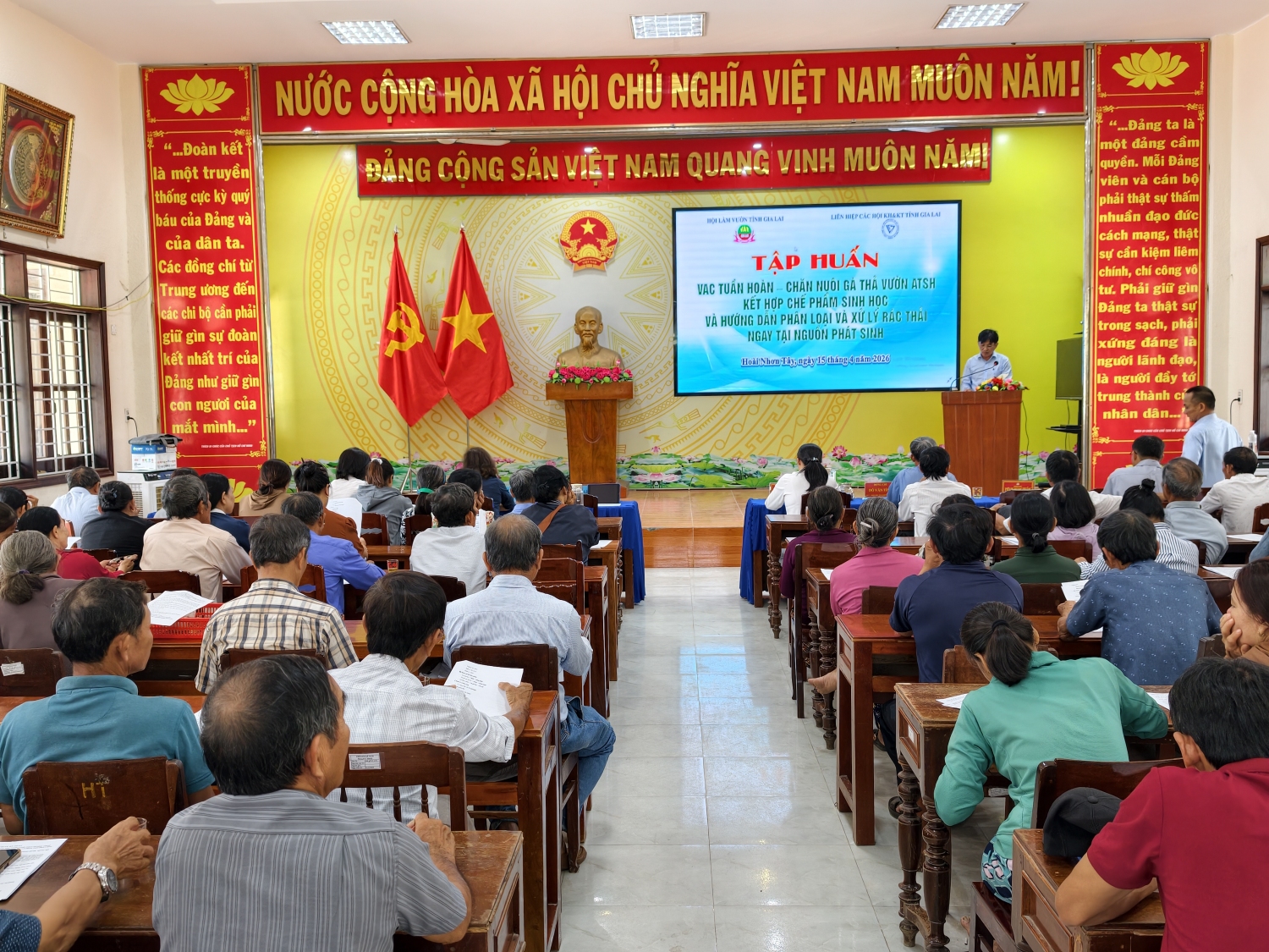 Ông Lê Anh Tuân - PCT Liên hiệp Hội phát biểu khai mạc buổi tập huấn tại phường Hoài Nhơn Tây
