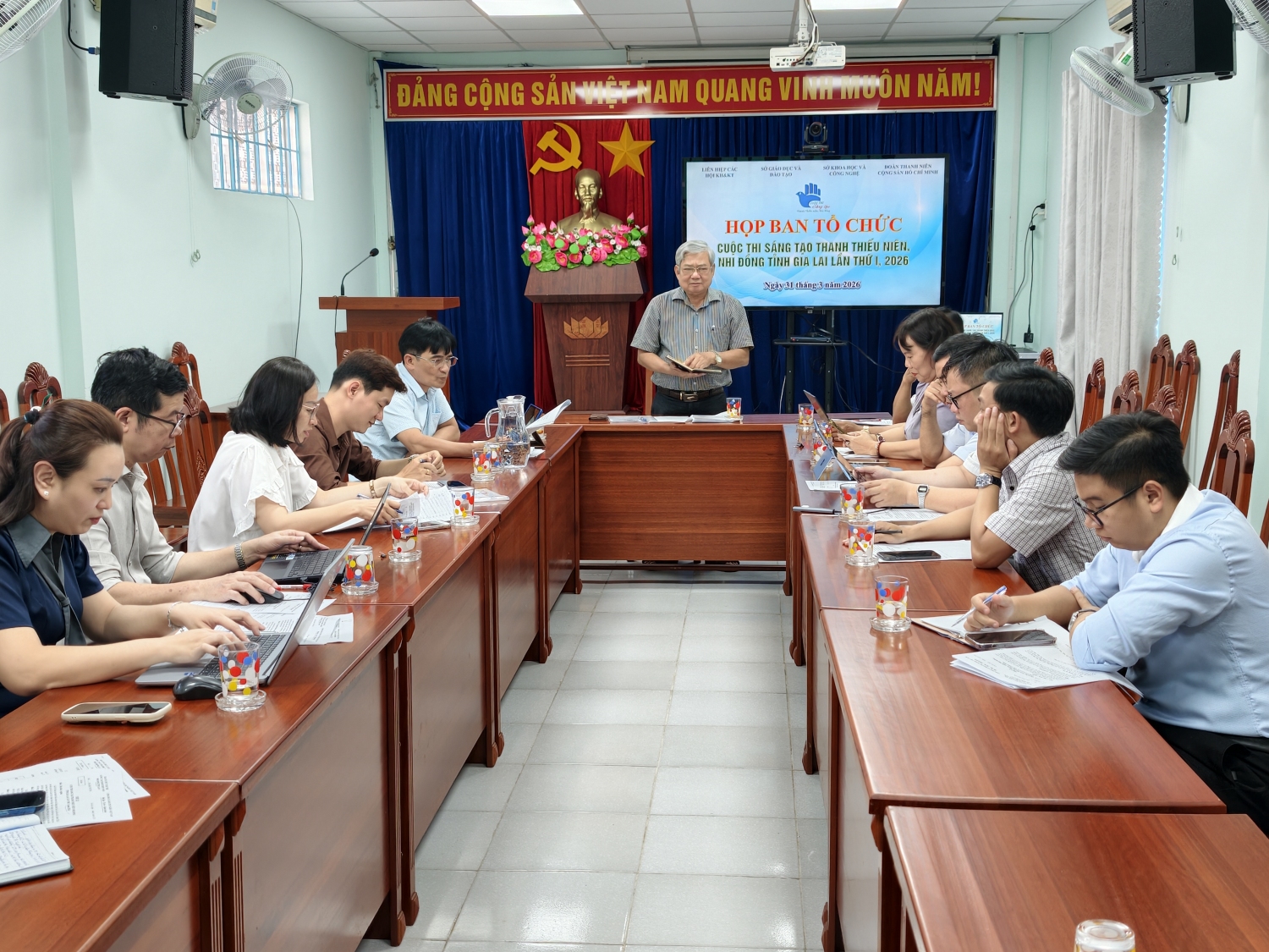 Ông Cao Văn Bình – Chủ tịch Liên hiệp Hội Gia Lai, Trưởng Ban tổ chức Cuộc thi - chủ trì cuộc họp.