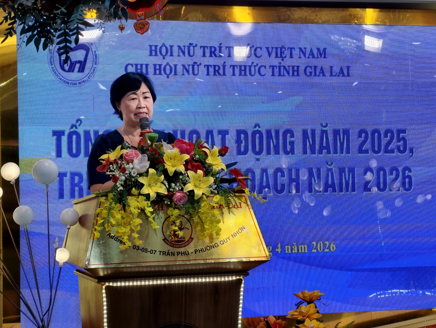 Bà Nguyễn Thị Thanh Bình, Chi hội trưởng Chi hội Nữ trí thức Gia Lai phát biểu khai mạc