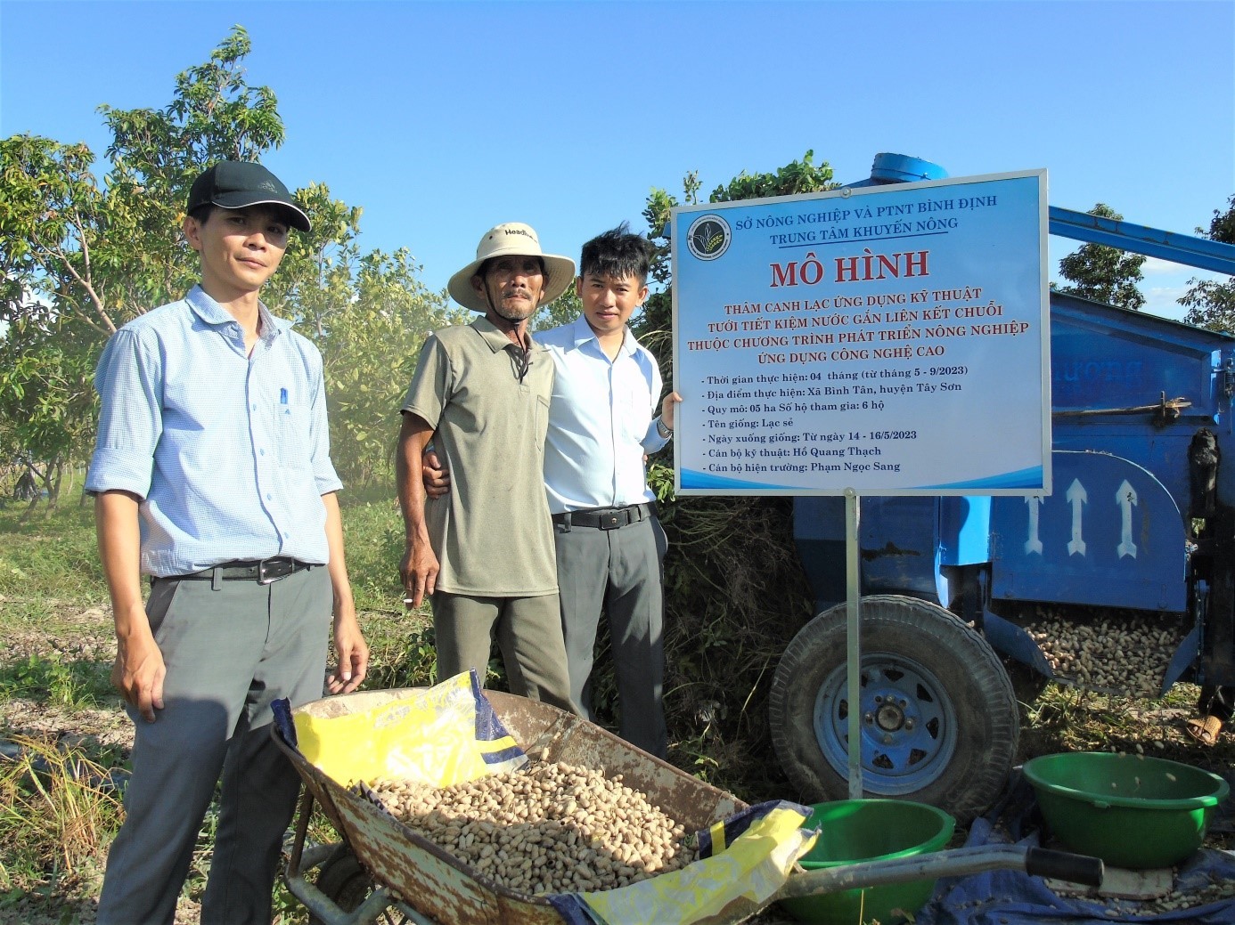 Ứng dụng kỹ thuật tưới tiết kiệm nước trong thâm canh đậu phụng giúp giảm chi phí và nâng cao hiệu quả kinh tế