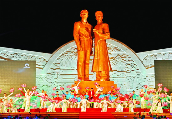 Tượng đài Nguyễn Sinh Sắc - Nguyễn Tất Thành tại Quảng Trường Nguyễn Tất Thành , Phường Quy Nhơn