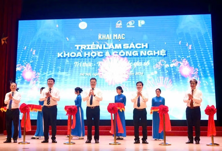 Các đại biểu cắt băng khai mạc Triễn lãm