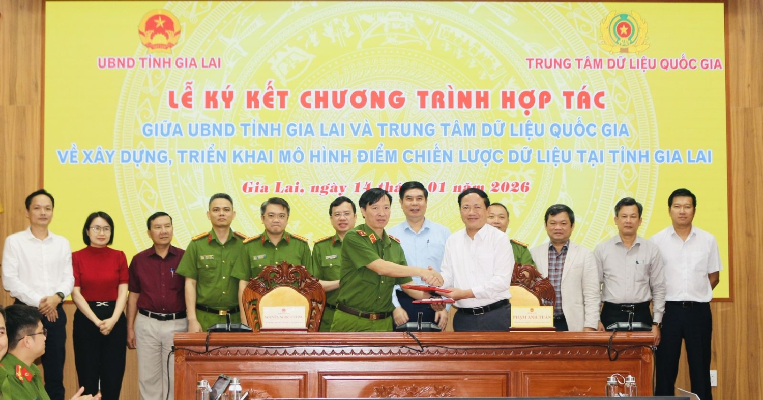 anh 1trung tam du lieu quoc gia bo cong an va ubnd tinh gia lai tien hanh ky ket chuong trinh hop tac ve xay dung trien khai mo hinh diem chien luoc du