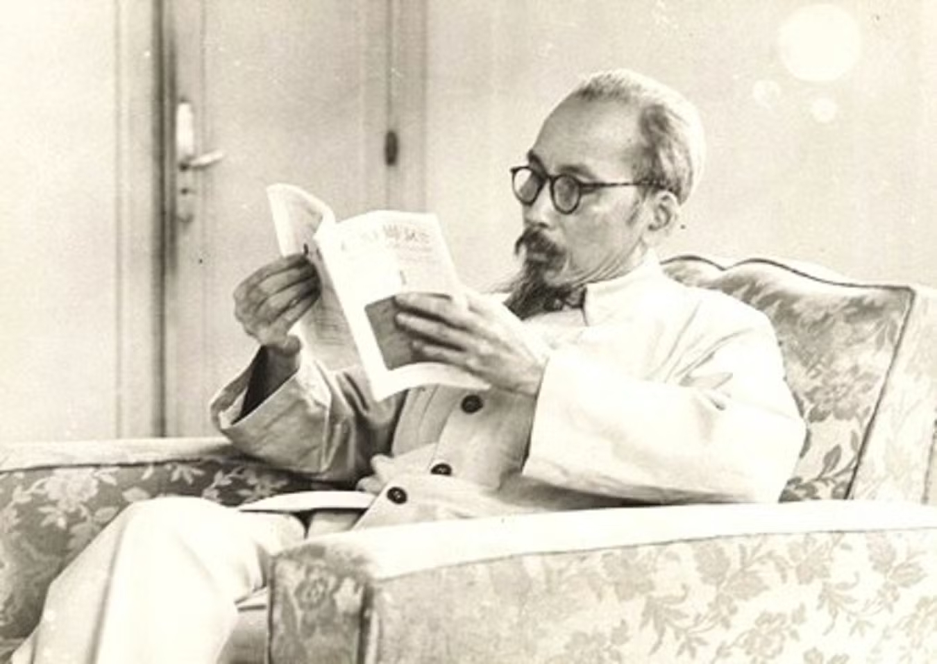 Chủ tịch Hồ Chí Minh thường xuyên đọc sách để nâng cao kiến thức, lý luận cách mạng  Ảnh: tư liệu lịch sử