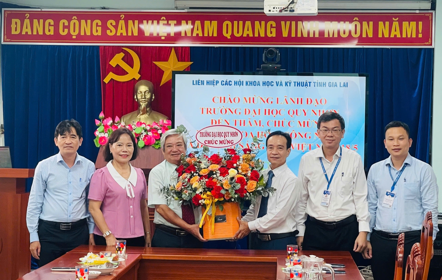 Lãnh đạo Trường Đại học Quy Nhơn trao lẵng hoa chúc mừng Liên hiệp Hội nhân Ngày Khoa học, Công nghệ và Đổi mới sáng tạo Việt Nam 18/5