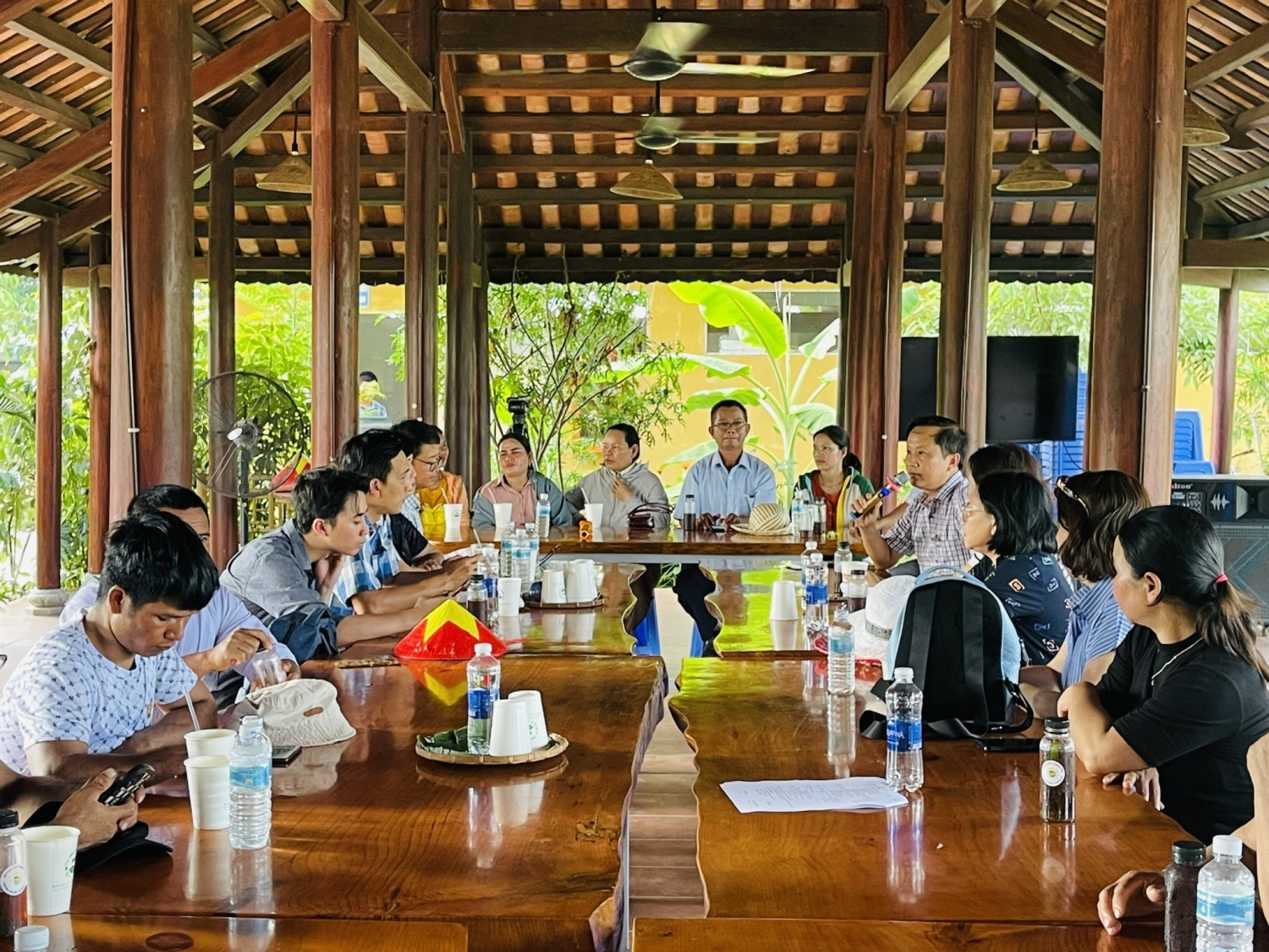 Hoạt động trao đổi, chia sẻ kinh nghiệm giữa chủ Farm và người dân