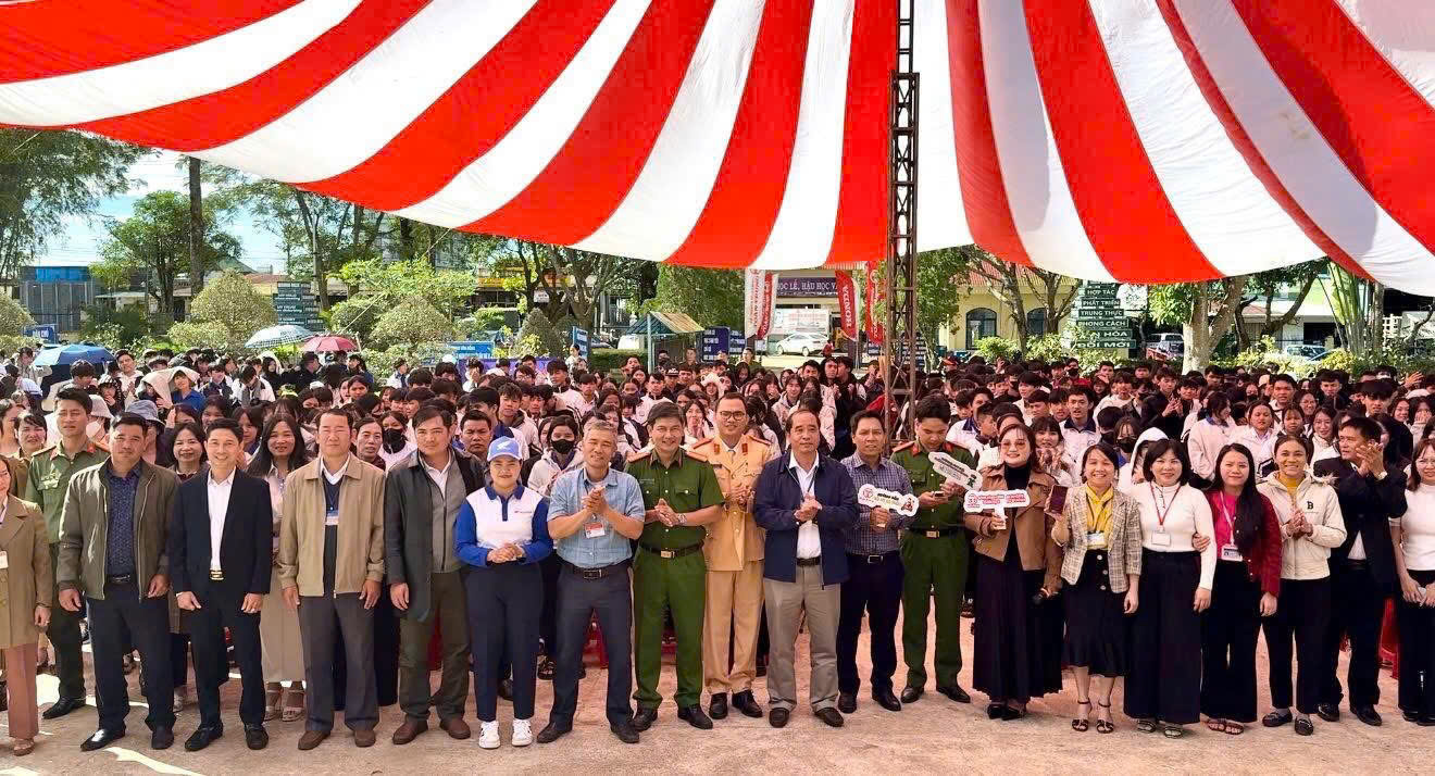 Hoạt động Chiến dịch “Không một mình” tại trường THPT Phạm Văn Đồng