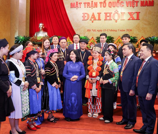 Bà Bùi Thị Minh Hoài, Ủy viên Bộ Chính trị, Bí thư Trung ương Đảng, Chủ tịch Ủy ban Trung ương MTTQ Việt Nam trao đổi với đại biểu tham dự Đại hội
