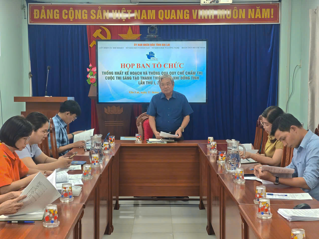 Quang cảnh buổi họp