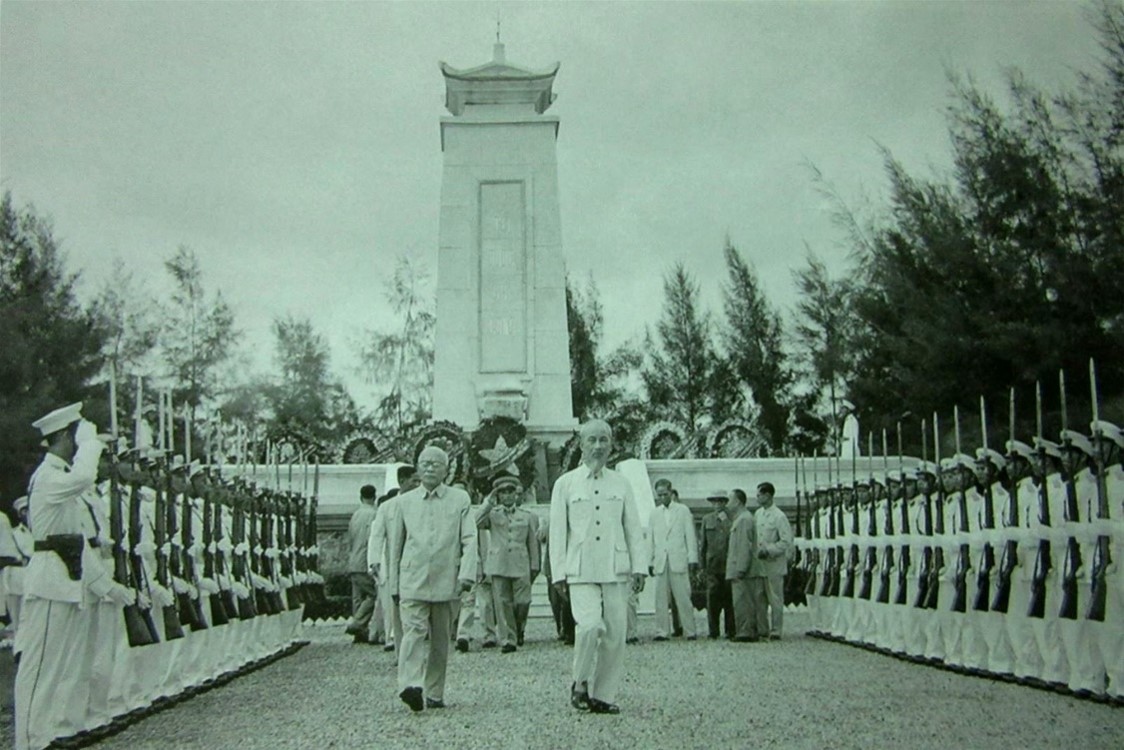 Ngày 2/9/1955, Bác Hồ cùng các đồng chí lãnh đạo Đảng, Nhà nước tới đặt vòng hoa viếng các liệt sĩ tại Nghĩa trang Mai Dịch, Hà Nội Ảnh: T.L