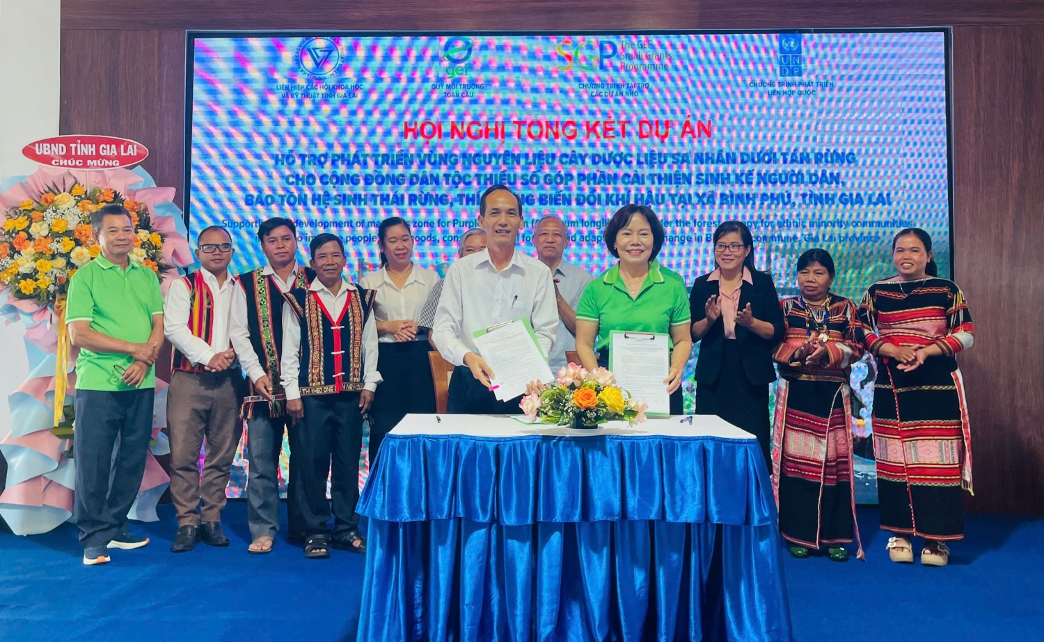 Bà Nguyễn Thị Tuyết Mai - Phó Chủ tịch Liên hiệp Hội, Trưởng Ban điều hành Dự án và ông Đặng Bảo Toàn - Phó Chủ tịch thường trực UBND xã Bình Phú thực hiện ký kết bàn giao Dự án