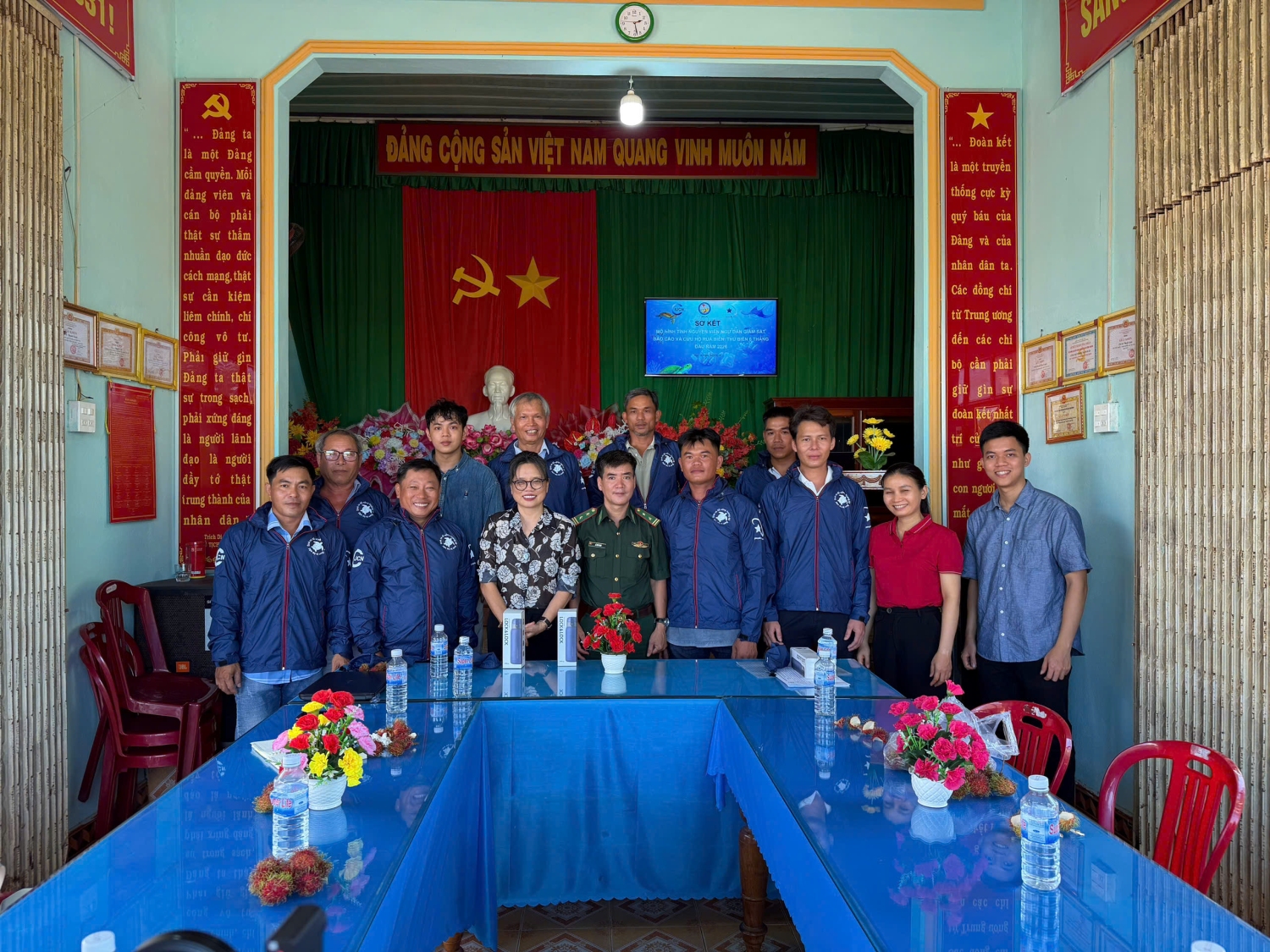 Tại hội nghị sơ kết, IUCN đã tặng quà cho các ngư dân tiêu biểu và áo tình nguyện viên cho tất cả ngư dân tham gia. Ảnh: Ái Trinh