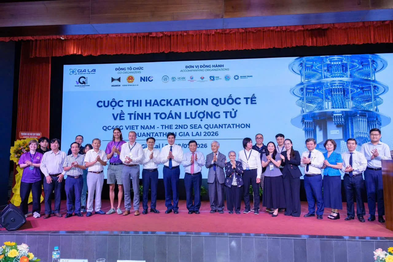 Các đại biểu tham dự chụp hình cùng Ban tổ chức Cuộc thi