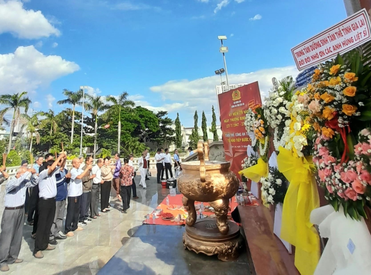 Quang cảnh Lễ dâng hương