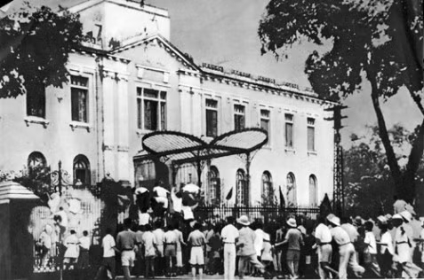 Nhân dân Hà Nội mít tinh tại Nhà hát Lớn trong những ngày Tổng khởi nghĩa Tháng Tám năm 1945, thể hiện khí thế vùng lên mạnh mẽ của quần chúng cách mạng. Ảnh:TL