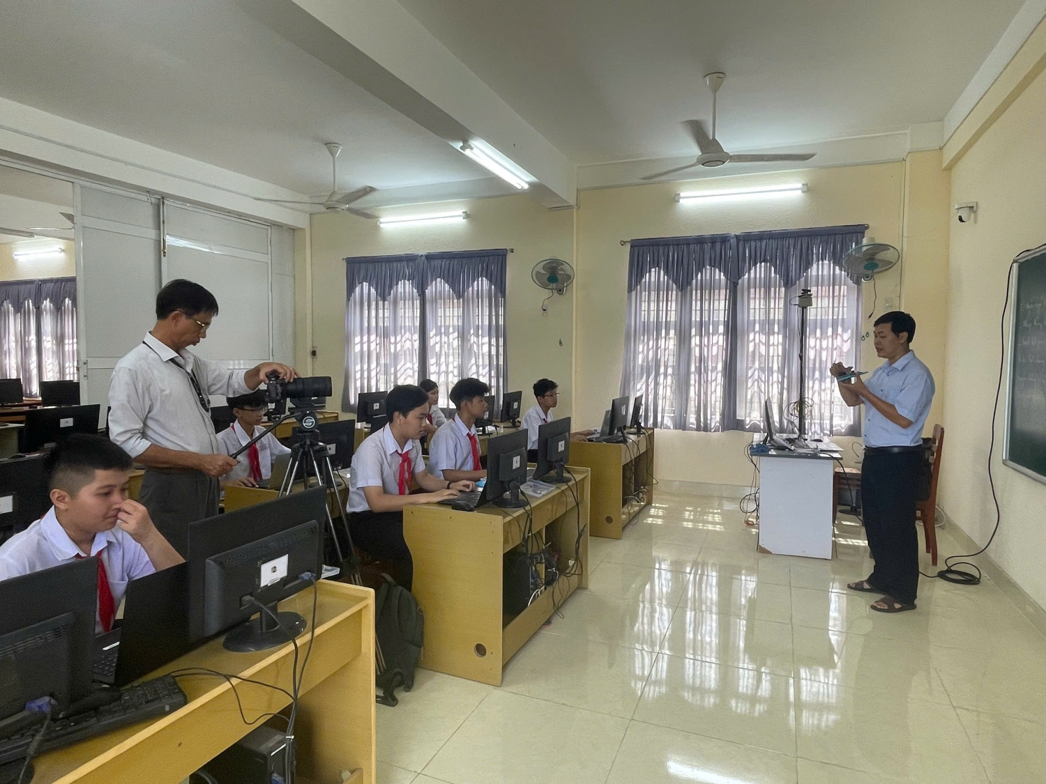 Ghi hình đề tài đạt giải cao để chuẩn bị cho lễ tổng kết và gửi đề tài tham dự Cuộc thi toàn quốc