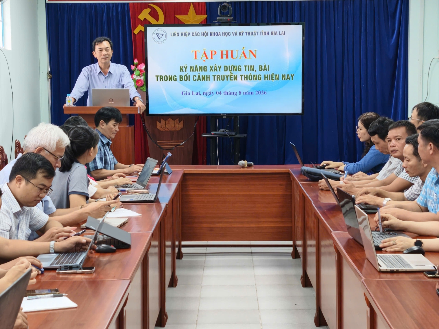 Nhà báo Lương Văn Danh – Phó Giám đốc Báo và Phát thanh – Truyền hình Gia Lai truyền đạt nội dungtại lớp tập huân s