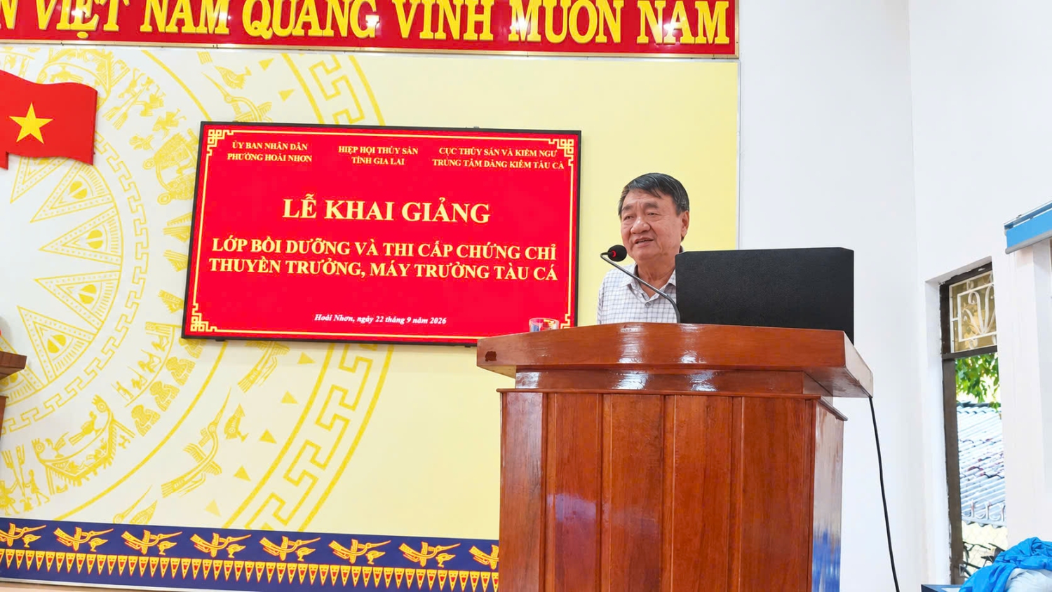 Ông Nguyễn Hữu Hào, chủ tịch Hiệp Hội Thủy sản phát biểu tại buổi khai giảng lớp bồi dưỡng. Ảnh: Ái Trinh