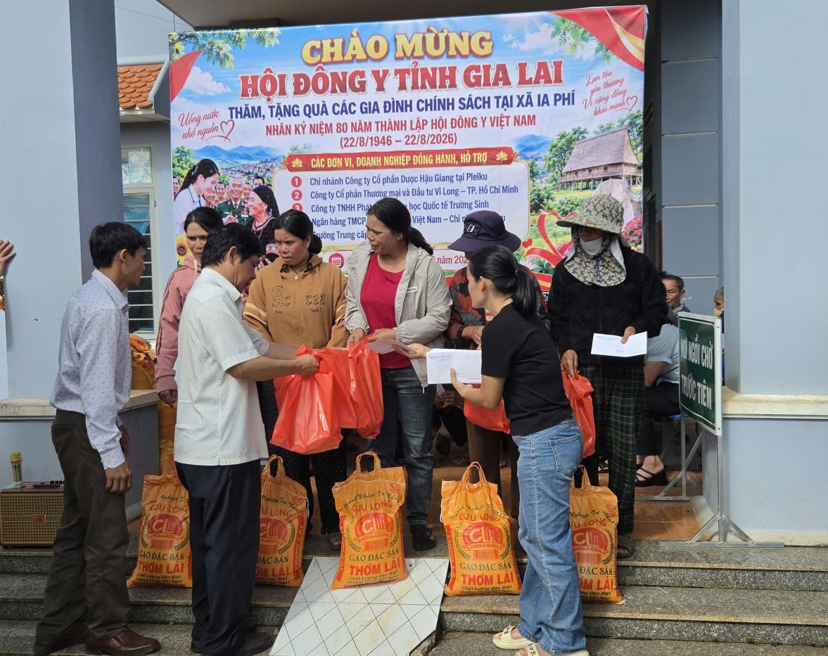BS. Nguyễn Thanh Hùng, Chủ tịch Hội Đông y tỉnh tặng quà cho gia đình chính sách tại xã Ia Phí