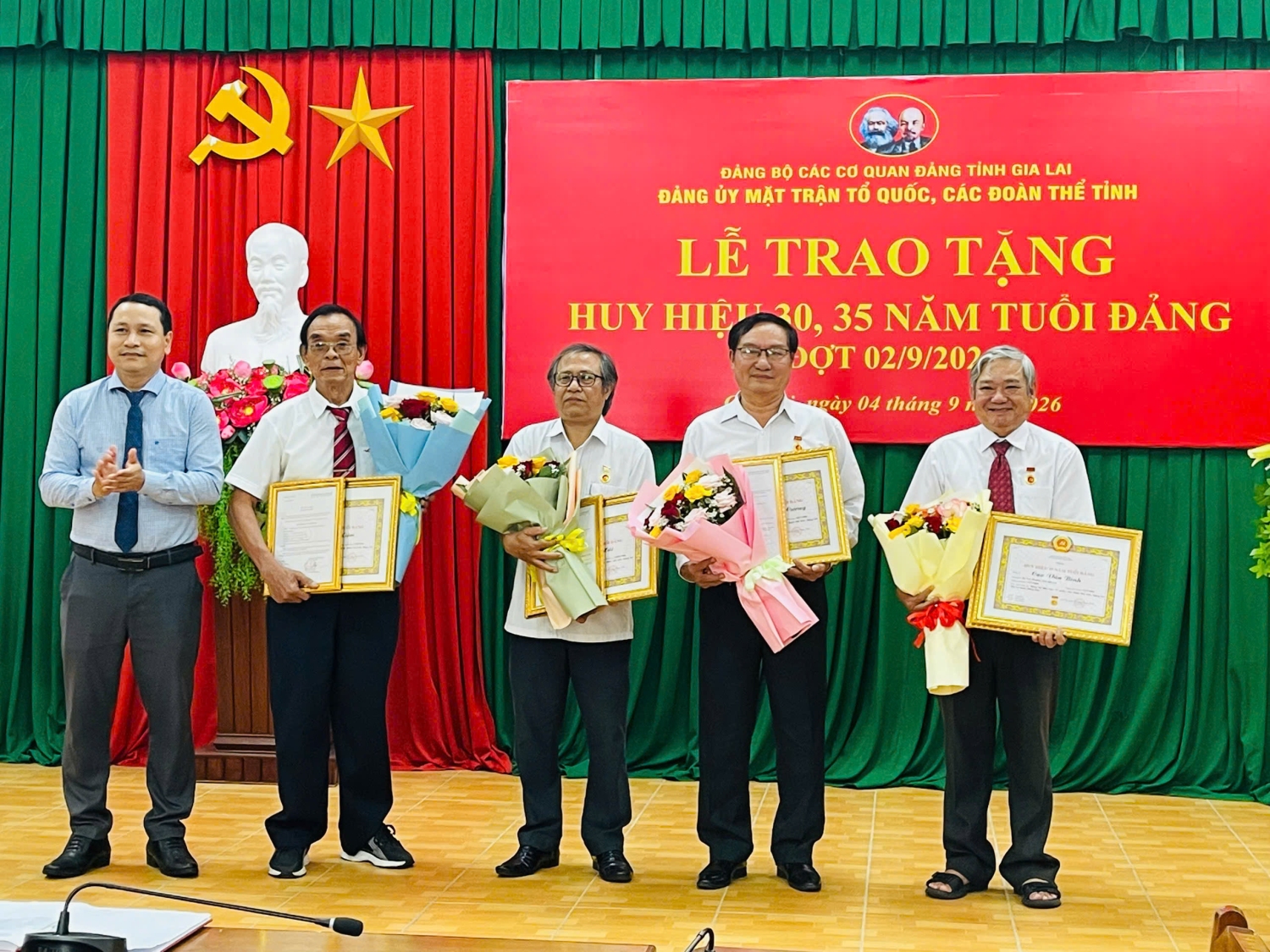 Đồng chí Cao Văn Bình - Bí thư Chi bộ, Chủ tịch Liên hiệp Hội (ngoài cùng bên phải) được trao tặng Huy hiệu 35 năm tuổi Đảng